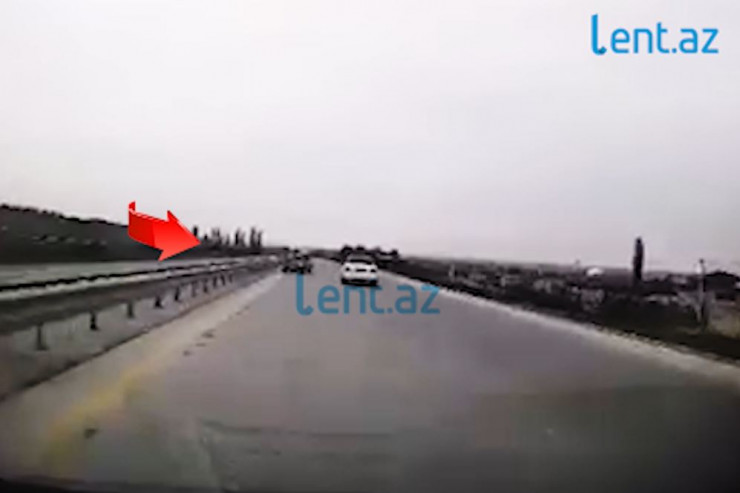 Əks yola çıxan maşın