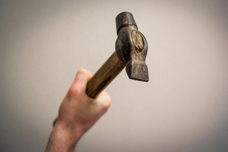 64 yaşlı kişidən DƏHŞƏTLİ ƏMƏL:  arvadının başına çəkiclə o qədər vurdu ki...