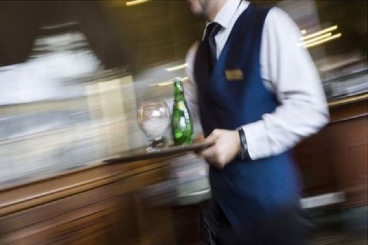 Restoran inzibatçısı yeniyetmələri ofisiant kimi işlədib - İSTİSMAR 