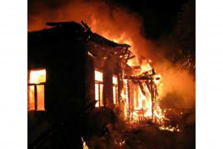 İkimərtəbəli ev əşyalarla birgə YANDI 