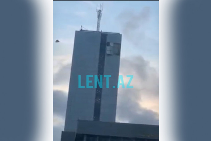 Güclü külək Milli Məclisin fasadını qopardı - ANBAAN VİDEO  