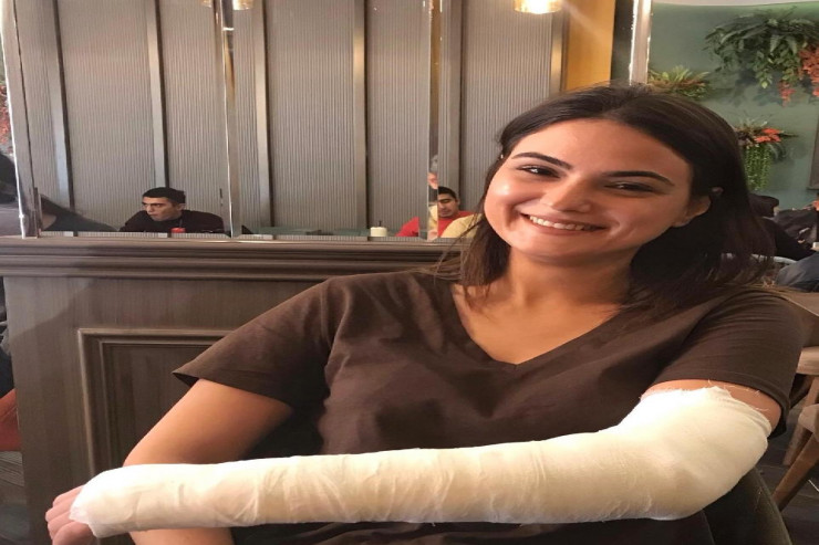 Tanınmış azərbaycanlı aparıcı yıxılıb  QOLUNU SINDIRDI  