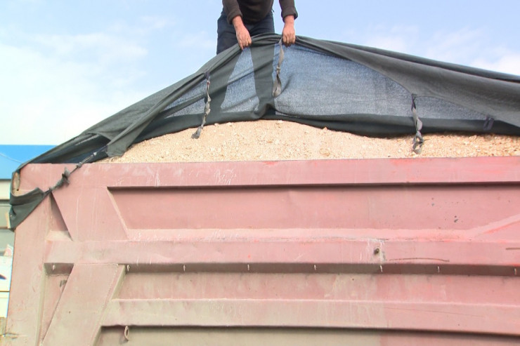 Yük maşınında qum