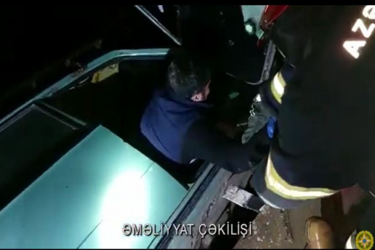 Qəzada asılı qalan sürücü