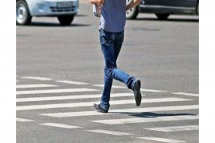 Maşın kişini vurub xəstəxanalıq etdi - Akademiyanın qabağında  