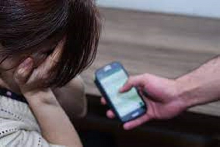 Qadını şəkilləri ilə şantaj edib pul qazandı -  FOTO 