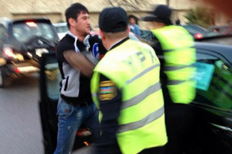 Polis əməkdaşını söydü, döydü, formasını çıxardı... - İŞ MƏHKƏMƏDƏ 