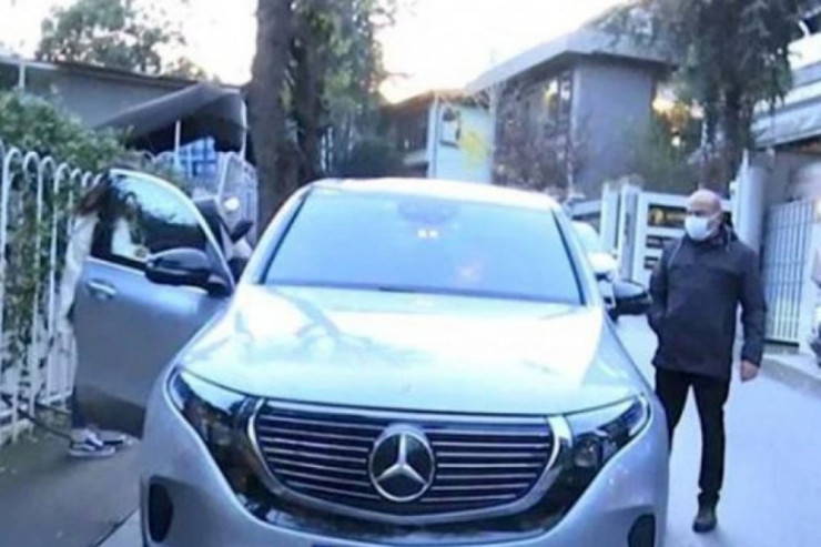 Məşhur aktrisa 2 milyona maşın aldı - FOTO 