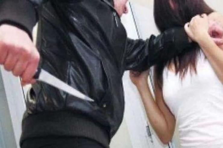 Ailə münaqişəsi zəminində ər arvadını bıçaqladı