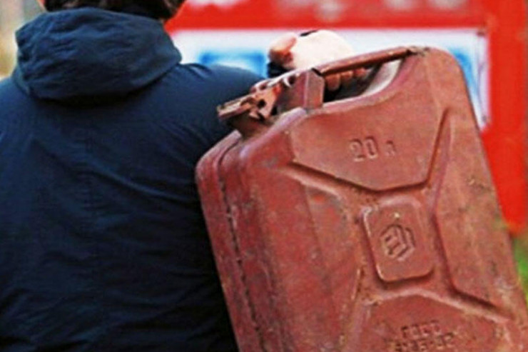 Azərbaycanda qazi polis şöbəsinin qabağında özünü yandırmaq istədi 