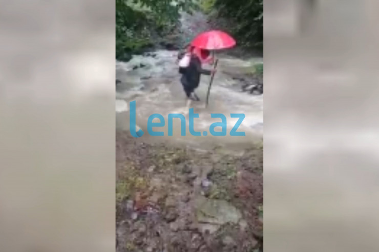 İllərdir övladını çiynində məktəbə aparan ata