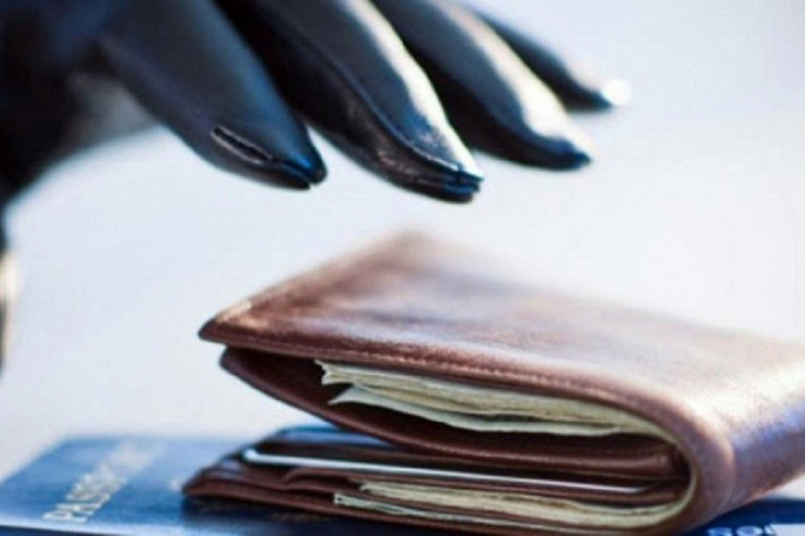 Bakının mərkəzində əcnəbiyə qarşı  QULDURLUQ 