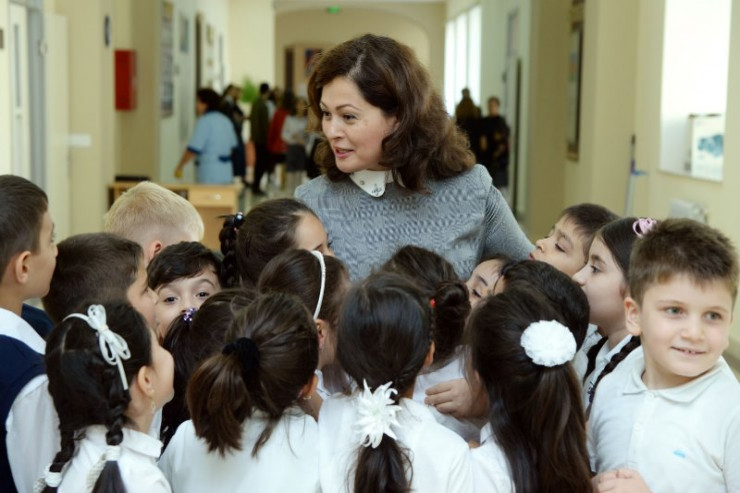 Müəllimlərin bayramı ilə bağlı məktəblərdə pul yığılır? - RƏSMİ CAVABLAR 