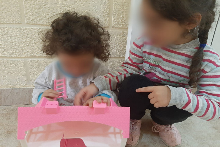 sığınacağa yerləşdirilən iki bacı