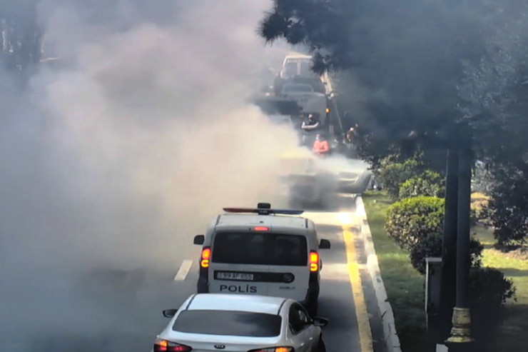 Bakıda iki avtomobil yandı