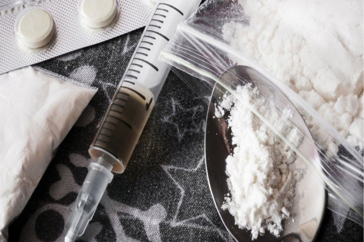 Küçədə 6 kilodan çox heroinlə tutuldu