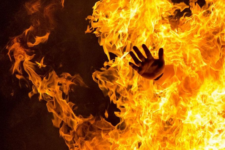 Rayon sakini özünü dövlət qurumunun qarşısında yandırmaq istədi