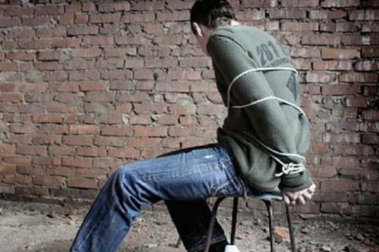 Azərbaycanda DƏHŞƏT:   kişinin qollarını bağlayıb "lezvaladılar"