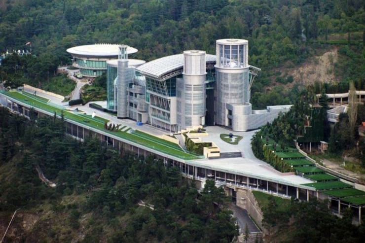 Gürcüstanın ən varlı adamının iqamətgahı -  FOTO 