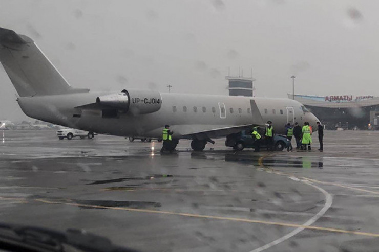 Bakıdan “Kayrat”ı aparan təyyarə  maşınla toqquşdu 
