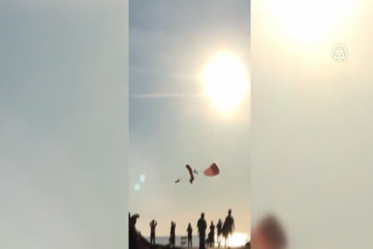 Paraşütçülər göydə bir-birinə çırpıldı - TOQQUŞMA ANI  - VİDEO  