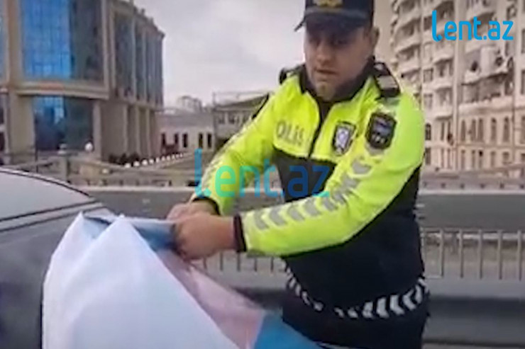 Bakıda bayraq sökülən maşın