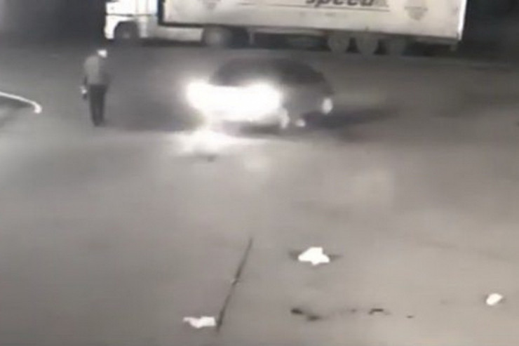 Prokuroru maşına bağlayıb sürüdülər - ŞOK VİDEO 