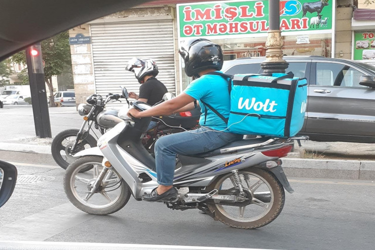 Bakının mərkəzində "Wolt"un kuryeri taksi ilə toqquşdu - VİDEO 