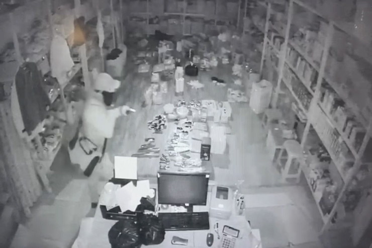 Mühafizə polisi ticarət mərkəzində OĞRUNU TUTDU - FOTO  - VİDEO 