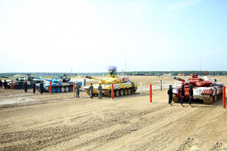 Moskvada yarışda olan tanklarımız