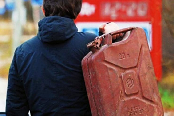 Bakıda kişi nazirlik qarşısında intihara cəhd etdi -YENİLƏNİB 