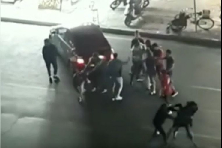 Bakıda dönərxananın qarşısında əlbəyaxa DAVA:  polis işə qarışdı -VİDEO 