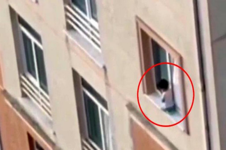 Körpə pəncərədə  - Hər kəsi vahiməyə salan GÖRÜNTÜLƏR 