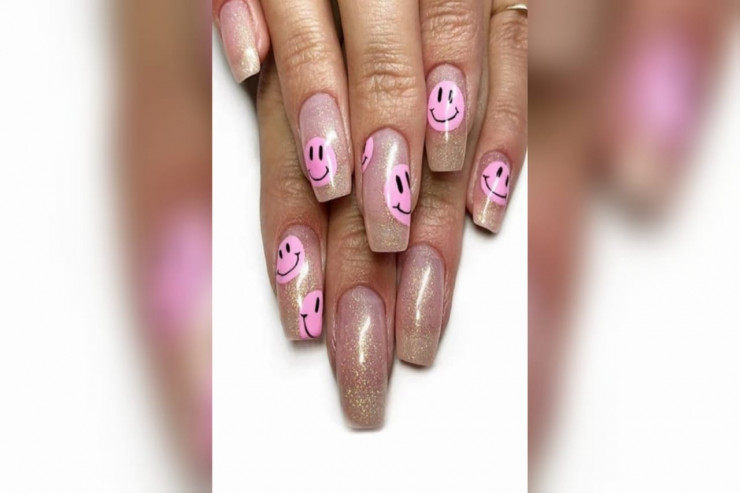 Çəhrayı dırnaq boyası – BÜTÜN XANIMLAR SEVƏCƏK 