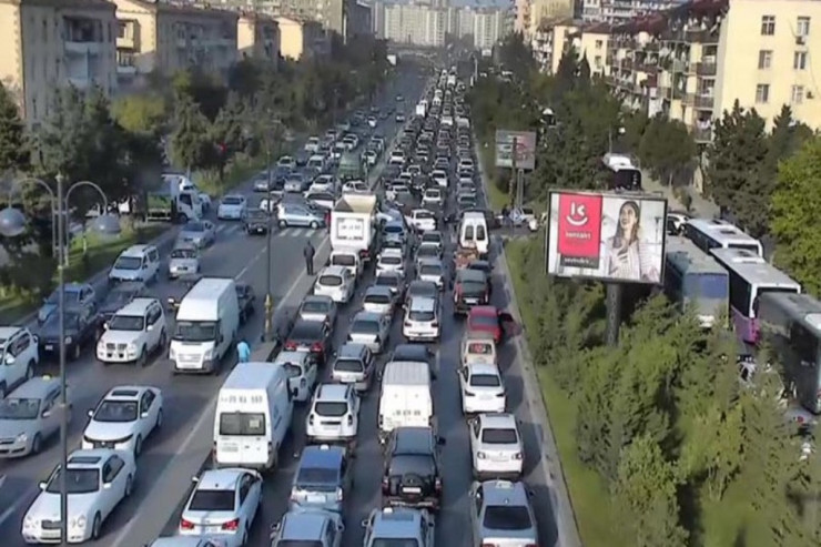 Bakının əksər yollarında güclü tıxac var - SİYAHI 