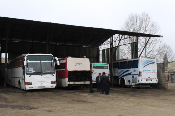 Gözətçi avtobusu söküb apardı