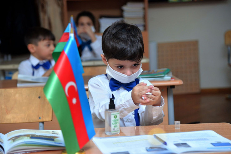 Məktəblə bağlı valideynlərə və bəzi müəllimlərə QADAĞA 