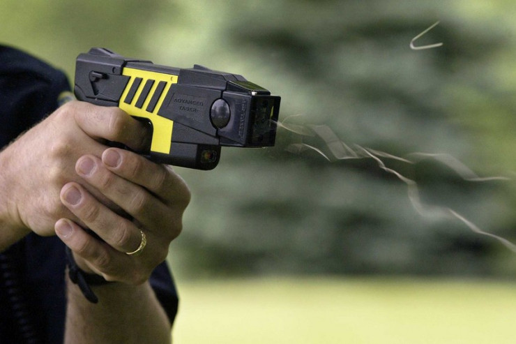 Sahil bağında insanlara elektroşok vuran tutuldu