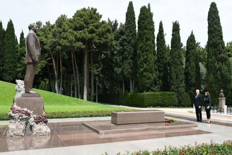 Prezident və birinci xanım Heydər Əliyevin məzarını ziyarət ediblər