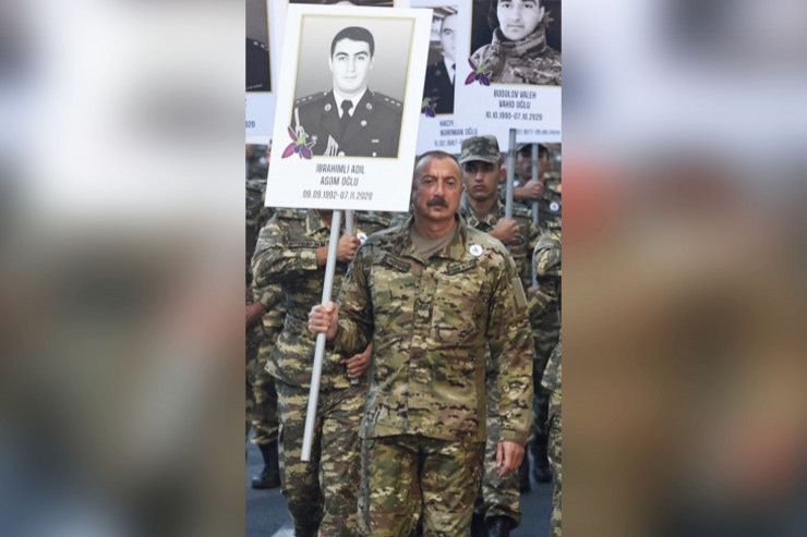 Prezidentin şəklini tutduğu şəhid kimdir? - FOTO 