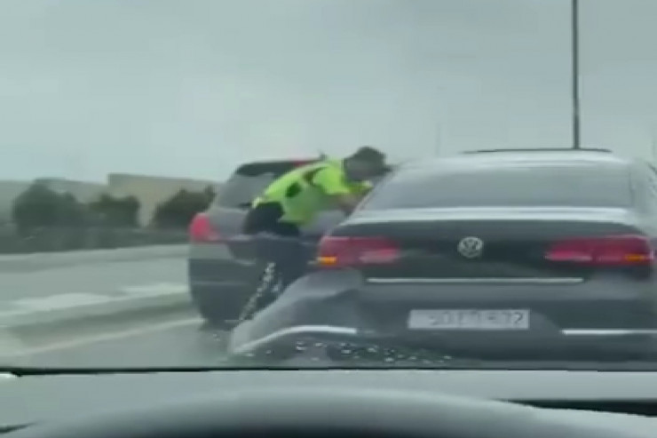 Yol polisi və qayda pozan sürücü