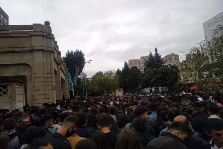 İlk dərs günündə BDU-da izdiham - RƏSMİ CAVAB  -VİDEO  -YENİLƏNİB 