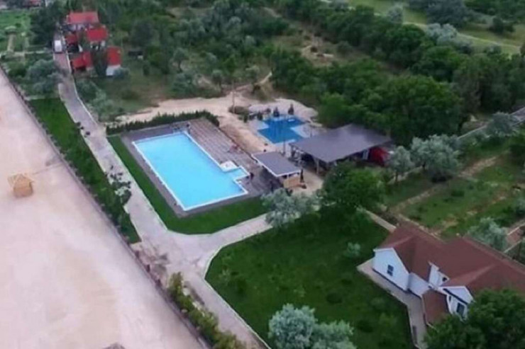 Rusiyalı hərbçilər Zelenskinin bağ evini  qarət etdilər 