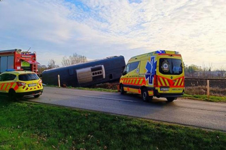 Qatarla yük maşını toqquşdu:  Ölənlər var  