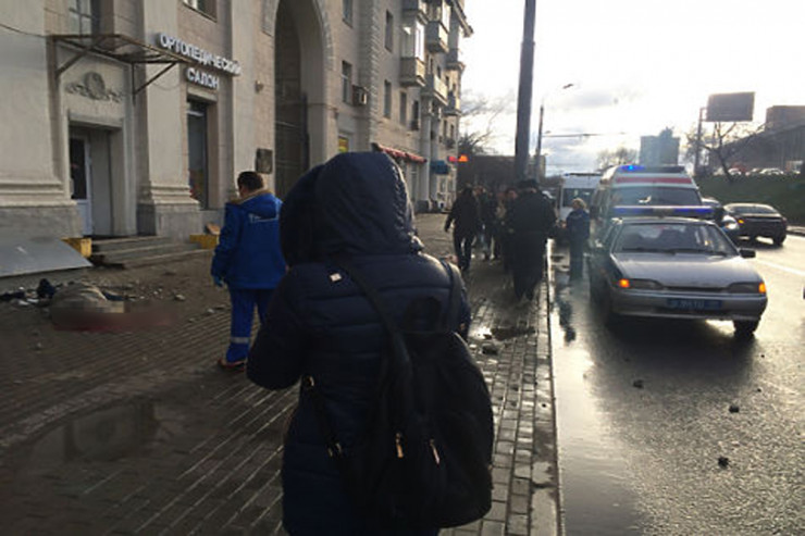 Qadını qətlə yetirib qaçarkən eyvandan yıxıldı – FACİƏLİ ÖLÜM 