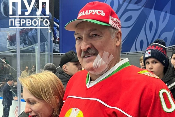 Lukaşenko hokkey oynayarkən  dəyənəklə vuruldu  - VİDEO 