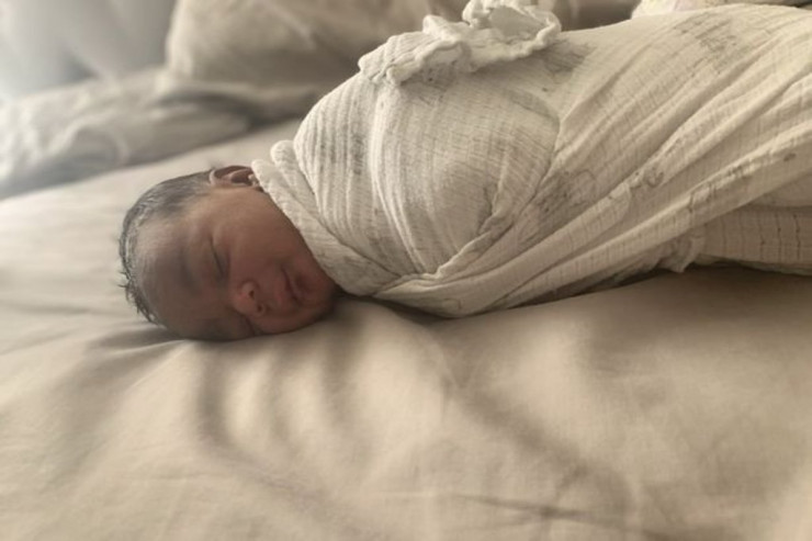 Qarın ağrısı ilə tualetə getdi: UŞAQ dünyaya gətirdi   - FOTO 