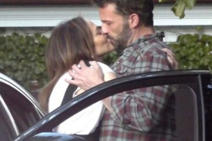 Elə ehtiraslı  öpüşdülər ki...   - Paparassilər yaxaladı