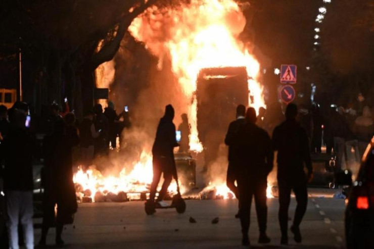  "Quran"ın   yandırılması AKSİYALARA səbəb oldu - FOTO 