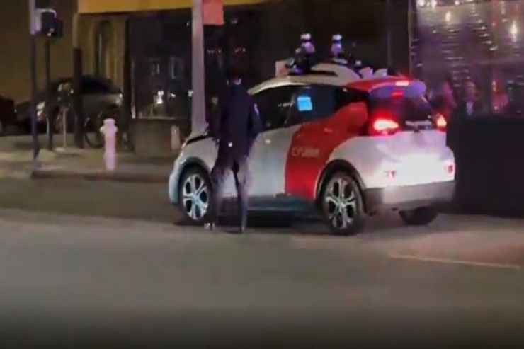 Polis sürücüsüz hərəkət edən avtomobili saxladı -VİDEO 